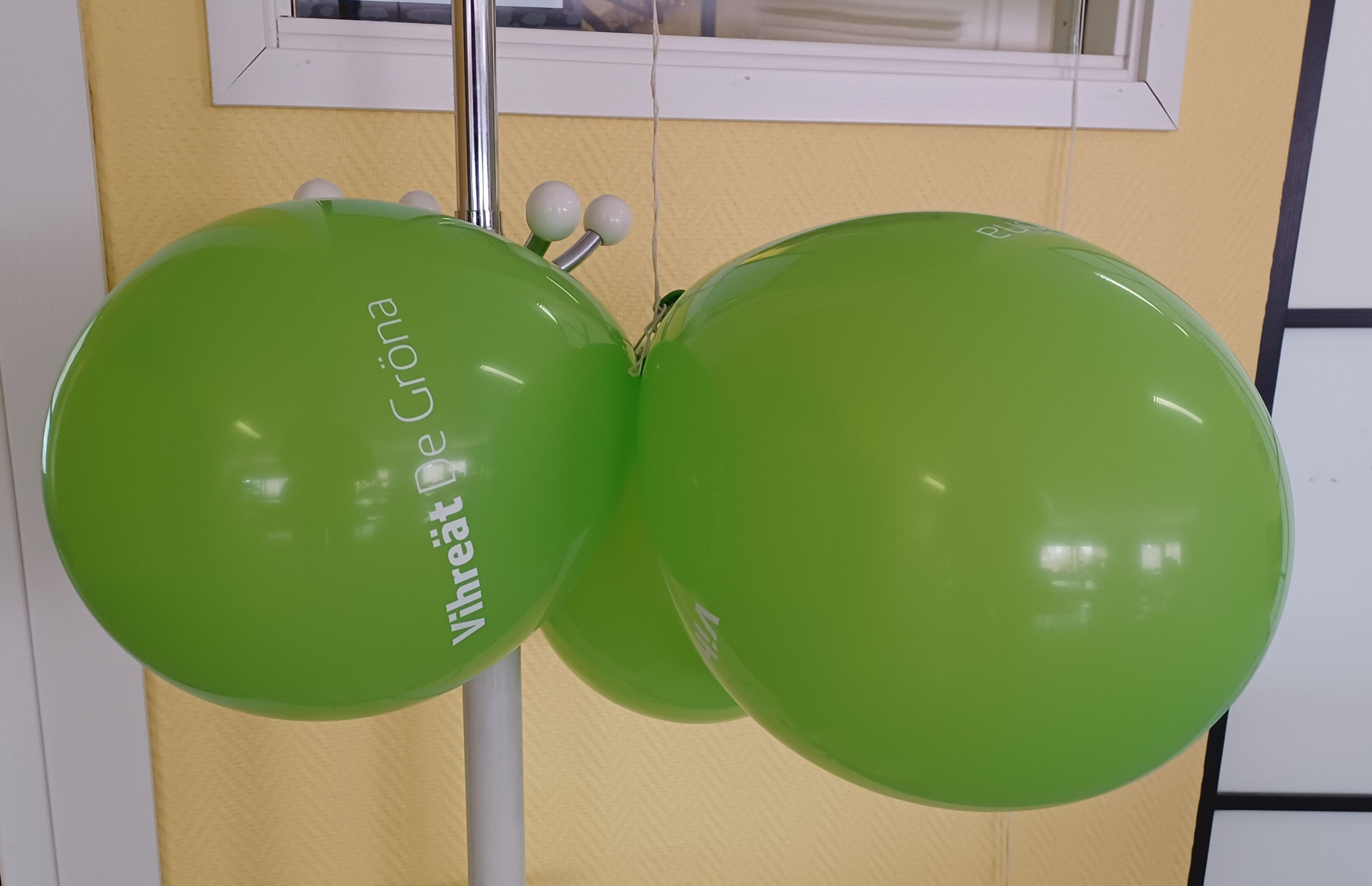 Kuva vihreistä ilmapalloista.